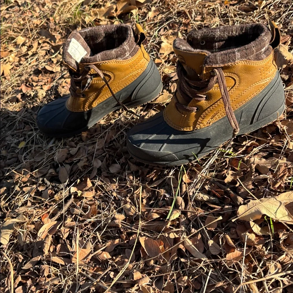 Magellan Outdoors Boys Size 3 Duck Boots